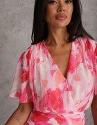 retro & icone Rochie petrecută cu elastic în talie cu imprimeu abstract și volan Kasobe Roz