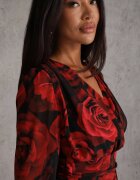 retro & icone Rochie roșu-negru încrețită cu croială petrecută cu volane și imprimeu de trandafiri Cealira