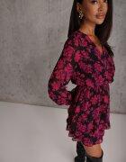retro & icone Rochie roză mini evazată cu decolteu petrecut cu imprimeu floral Retrina