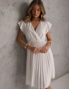  Rochie albă midi cu croială evazată cu decolteu petrecut și pliuri Axanntia