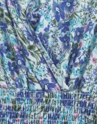  Rochie albastră din bumbac cu imprimeu floral mic decolteu tip portfard și elastic în talie Calnea