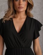  Rochie midi neagră cu croială evazată cu decolteu petrecut și pliuri Axanntia