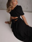  Rochie Neagră de Vâscoză cu croială cloș cu decupaj la spate și legătură Dimiella
