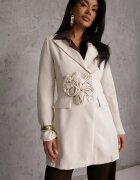  Rochie-sacou bej cu aplicații 3D în formă de flori și închidere cu nasturi Lorira