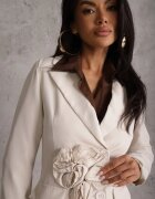  Rochie-sacou bej cu aplicații 3D în formă de flori și închidere cu nasturi Lorira