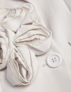  Rochie-sacou bej cu aplicații 3D în formă de flori și închidere cu nasturi Lorira
