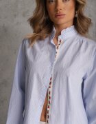 rosa Cămașă Albastră din bumbac Decorată cu broderie și guler înalt cu volan Linivia