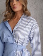 rosa Cămașă Albastră Legată în Talie cu Tiv Asimetric în Dungi Colle