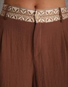 rosa Pantaloni din vâscoză talie înaltă decorați cu motiv geometric Iomane Maro