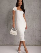 rosa Rochie Bodycon Albă cu Decolteu Pătrat și Decupaj Decorativ la Spate Scriptos
