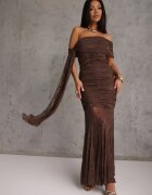 rosa Rochie de seară din dantelă cu partea de sus asimetrică și șalul Nadievela Maro