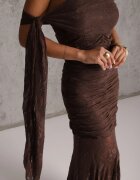 rosa Rochie de seară din dantelă cu partea de sus asimetrică și șalul Nadievela Maro