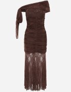 rosa Rochie de seară din dantelă cu partea de sus asimetrică și șalul Nadievela Maro