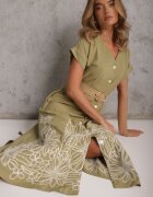 rosa Rochie de vară cu nasturi din vâscoză decorată cu broderie și cu curea împletită Tenope Bej închis
