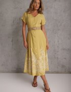 rosa Rochie de vară cu nasturi din vâscoză decorată cu broderie și cu curea împletită Tenope Galbenă