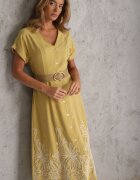 rosa Rochie de vară cu nasturi din vâscoză decorată cu broderie și cu curea împletită Tenope Galbenă