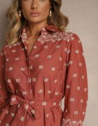 rosa Rochie Tip Cămașă Maro Deschis Decorată Cu Model Brodat Legată În Talie Tinnora