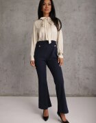 rosa Salopetă Bleumarin-Bej cu Partea Superioară Tip Cămașă Decorată cu Legătură și Nasturi Eleganți Eliti