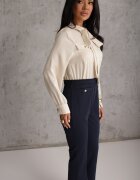 rosa Salopetă Bleumarin-Bej cu Partea Superioară Tip Cămașă Decorată cu Legătură și Nasturi Eleganți Eliti