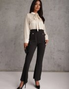 rosa Salopetă Negru-Bej cu Bluză Tip Cămașă Ornată cu Șnur și Nasturi Eleganți Eliti