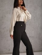 rosa Salopetă Negru-Bej cu Bluză Tip Cămașă Ornată cu Șnur și Nasturi Eleganți Eliti