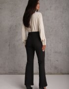 rosa Salopetă Negru-Bej cu Bluză Tip Cămașă Ornată cu Șnur și Nasturi Eleganți Eliti
