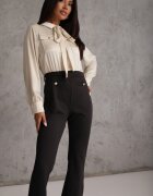 rosa Salopetă Negru-Bej cu Bluză Tip Cămașă Ornată cu Șnur și Nasturi Eleganți Eliti