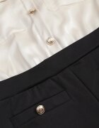 rosa Salopetă Negru-Bej cu Bluză Tip Cămașă Ornată cu Șnur și Nasturi Eleganți Eliti