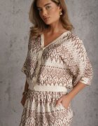 rosa Set cu vâscoză cu model etnic top cu nasturi și pantaloni largi Alceris Bej