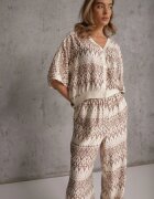 rosa Set cu vâscoză cu model etnic top cu nasturi și pantaloni largi Alceris Bej