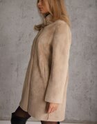 rosse line Blană artificială cu guler tip tunică și închidere elegantă în formă de floare Lireko Bej