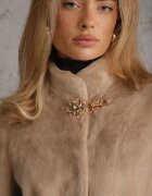 rosse line Blană artificială cu guler tip tunică și închidere elegantă în formă de floare Lireko Bej