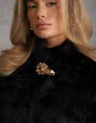 rosse line Blană artificială cu guler tip tunică și închidere elegantă în formă de floare Lireko Neagră