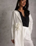  Sacou Rochie Albă cu Aplicații 3D în formă de Flori și Închidere cu nasturi Lorira