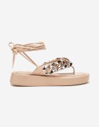  Sandale Flip-flop Bej cu o curea decorativă cu lanț și șiret în jurul gambei Fephira