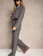  Set de Costum Gri cu Bandă Laterală Sacou Scurt și Pantaloni Largi cu Pense Lorenda