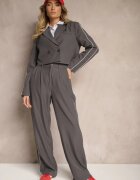  Set de Costum Gri cu Bandă Laterală Sacou Scurt și Pantaloni Largi cu Pense Lorenda