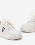  Sneakers albi cu șireturi din piele ecologică cu aplicație decorativă și perforații Vetria