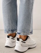  Sneakers Jutta cu partea superioară embosată și decorativă Albi