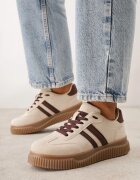  Sneakers pe platformă din cauciuc embosat decorate cu barete Naifeh Bej
