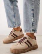  Sneakers pe platformă din cauciuc embosat decorate cu barete Naifeh Bej închis