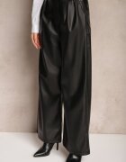 studio eleven Pantaloni Negri Largi din imitație de piele High Waist cu curea cu cataramă Labora