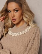 studio eleven Pulover guler înalt bej închis cu romburi cu mâneci bufante și colier din perle Ravalia