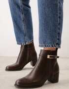 super mode Botine clasice pe toc gros decorate cu o curea elegantă cu cataramă Henrisa Maro