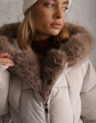 swest Jachetă de iarnă matlasată cu blăniță și manșete înalte din tricot Fikabes Gri deschis
