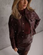 swest Jachetă de tranziție din imitație de piele cu croială tip cămașă care evidențiază talia Sandiva Bordo