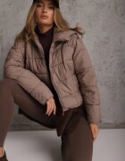 swest Jachetă matlasată de tranziție puffer cu guler larg și glugă Atractivo Bej închis