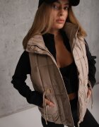 swest Vestă matlasată cu glugă decorată cu șnururi și model geometric Conthe Maro