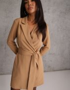 tricot station Rochie Bej închis Croială tip sacou cu umeri întăriți Legată în talie Equintina