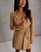 tricot station Rochie Bej închis Croială tip sacou cu umeri întăriți Legată în talie Equintina
